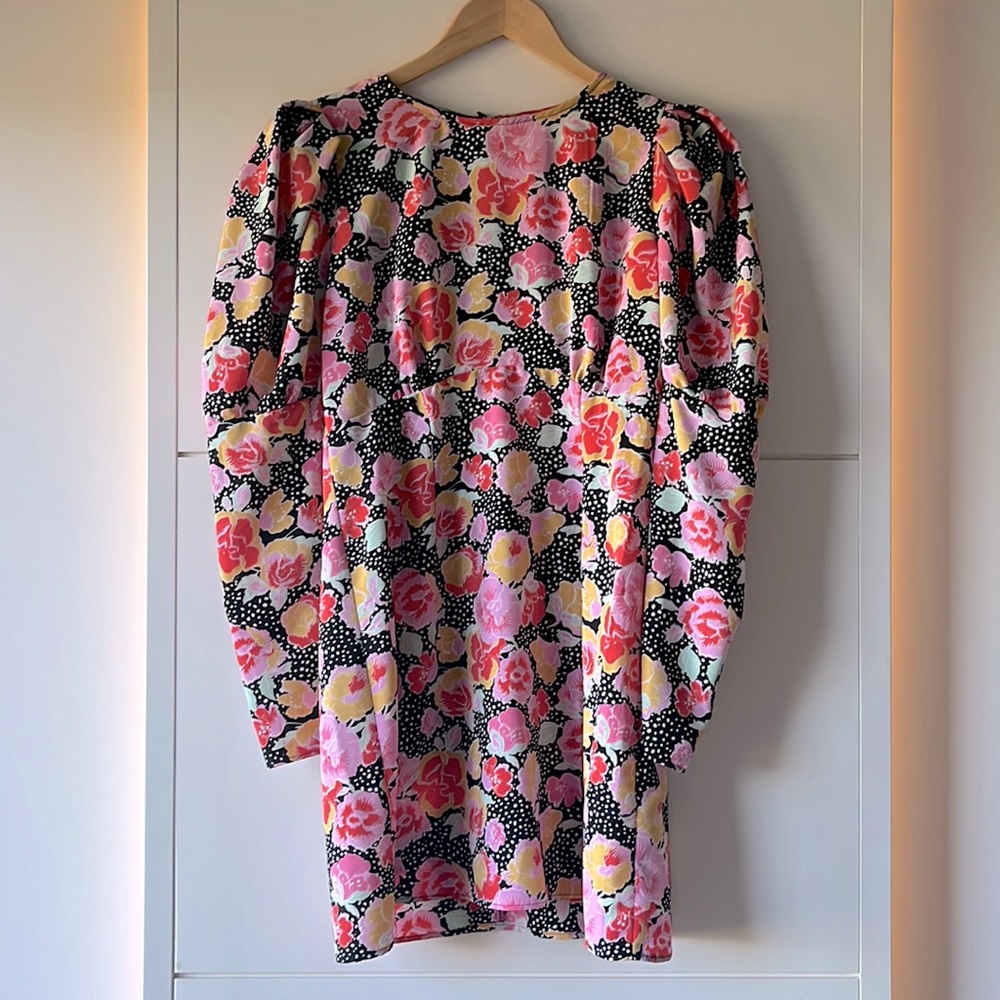 Never worn Topshop floral print with puff sleeves and key hole back